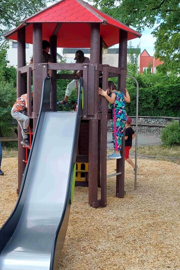 Kleine Ritter und Burgfräulein erobern neuen Spielturm der Heilpädagogischen Tagesstätte Am Schulweg