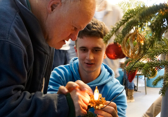 Christbaum schmücken mit den „Fursty Razorbacks“  in der Wohnen mit Perspektive gGmbH