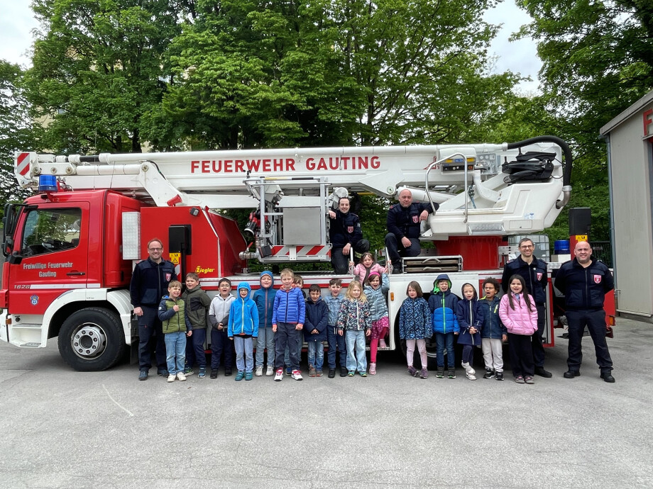 Besuch bei der Feuerwehr Gauting: Krokodile und Eulen erkunden den Feuerwehrstützpunkt