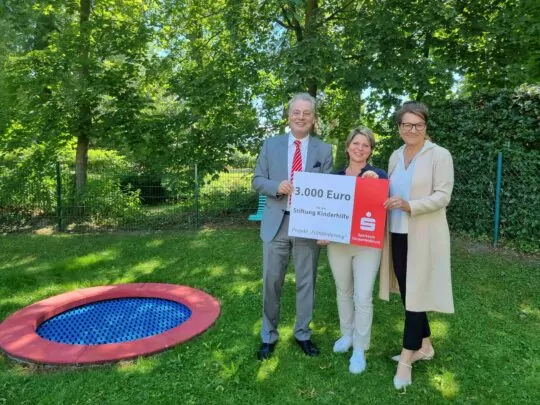 Spende der Sparkasse Fürstenfeldbruck für ein Trampolin der Interdisziplinären Frühförderung