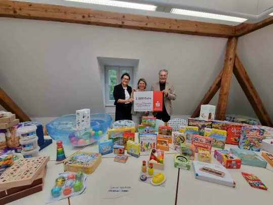 Spende Spiel- und Fördermaterial der Sparkasse Fürstenfeldbruck an die Interdisziplinäre Frühförderung Fürstenfeldbruck